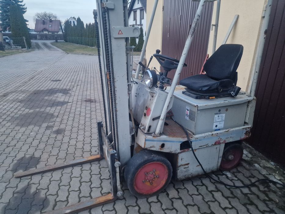 Wozek widlowy elektryczny