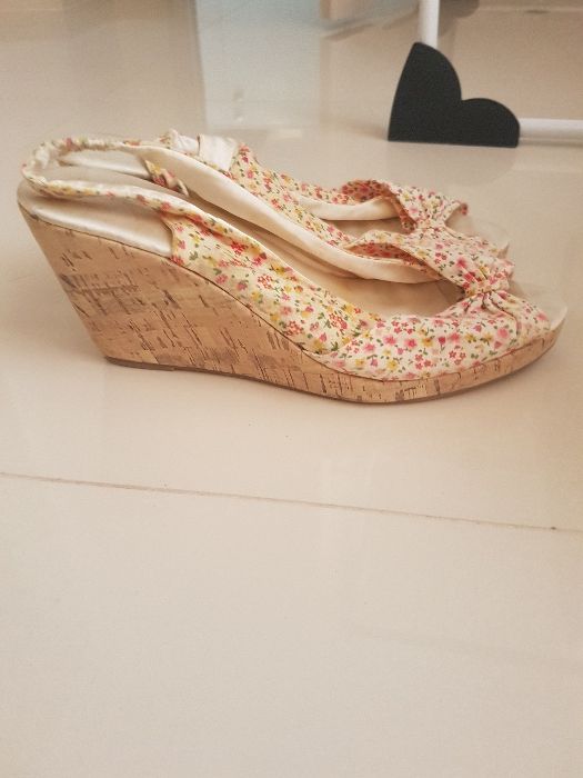 Buty na koturnie