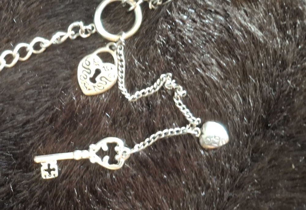 Colar coração com pendentes prateados