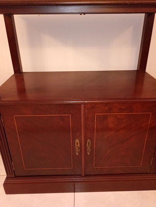 Móvel estante nogueira