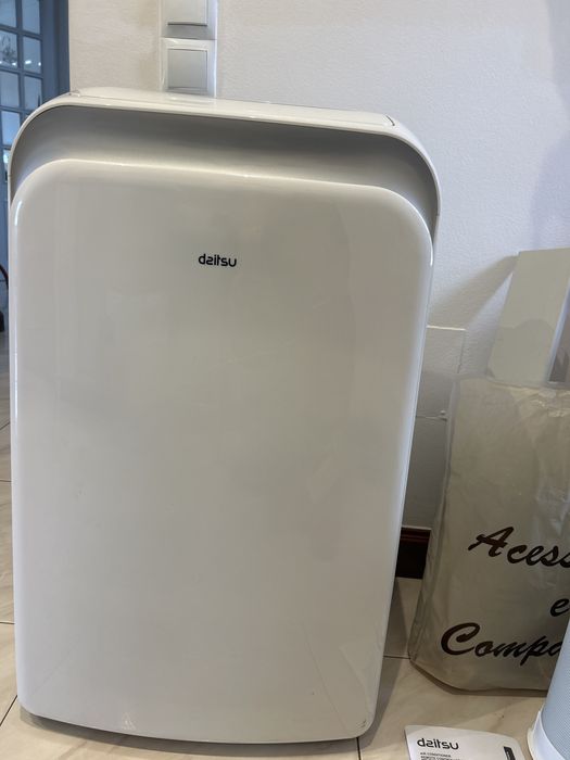 Daitsu air conditioner in great condition - used once with all parts