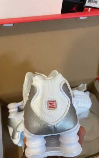 Nowe i nieużywane-nikeshoxtl rozmiar.38/45