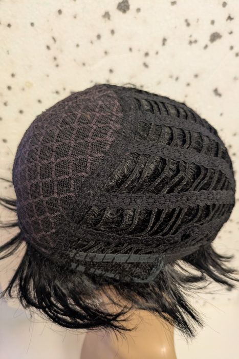 Peruka Krótkie włosy – fryzura bob/pixie, elegancka, ładnie ułożona.