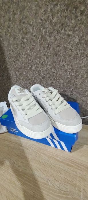 Продам кроссовки Адідас 39р