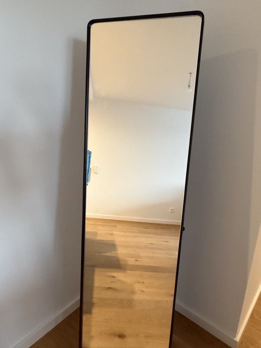 Espelho de pé em Ferro