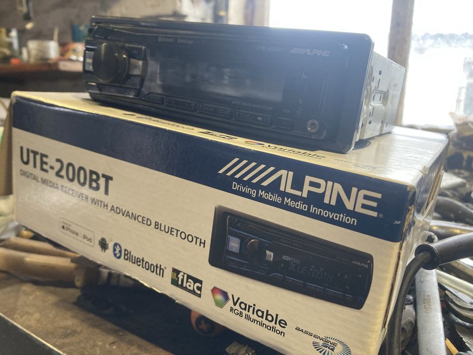 Продам оригінальну магнітолу Alpine UTE-200BT