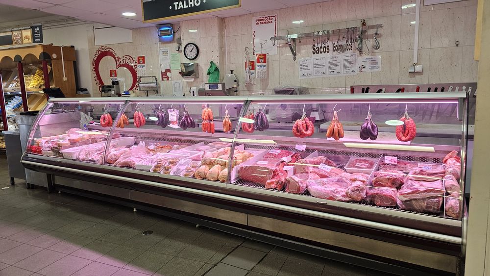 Vitrine refrigerada de talho 3,70m - motor à distância