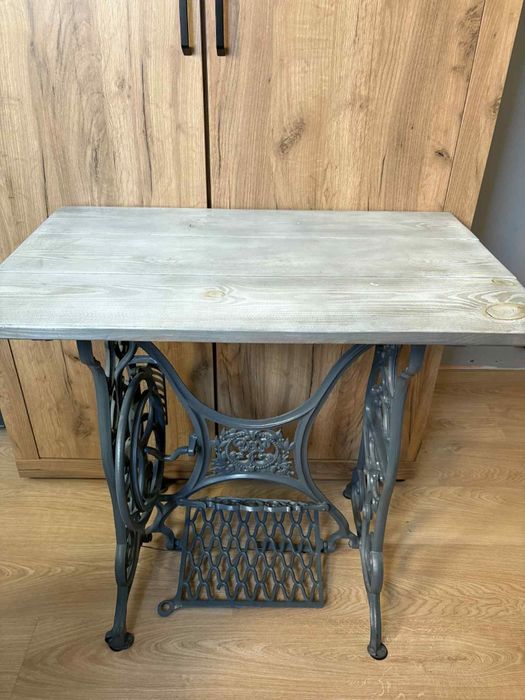 Stolik przerobiony z podstawy do maszyny do szycia