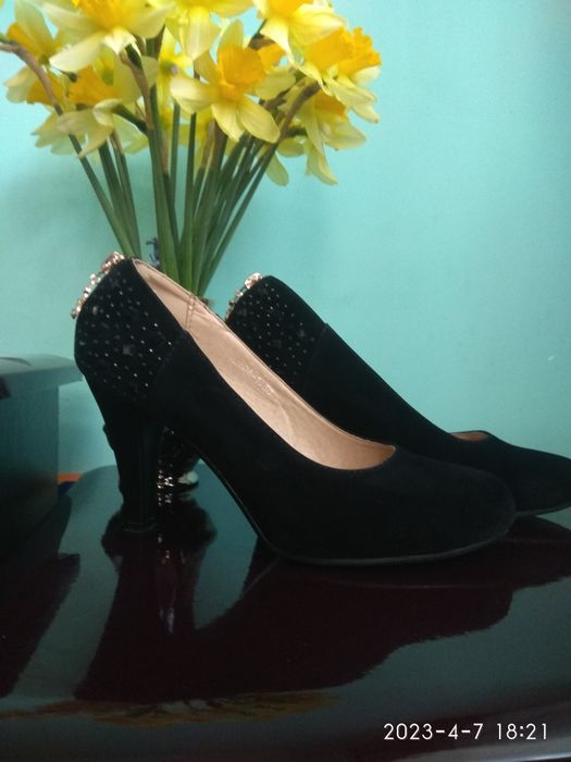 Туфлі чорні на каблуку зручні стан майже нових
