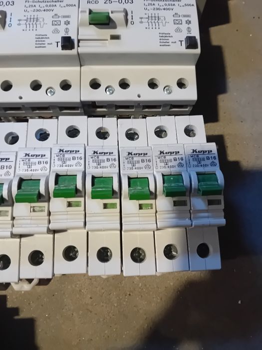 Rozdzielnica odgromniki różnicówka wyłącznik  kontrola faz transformat