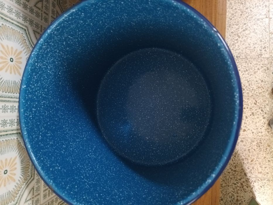 Duas panelas grandes em esmalte