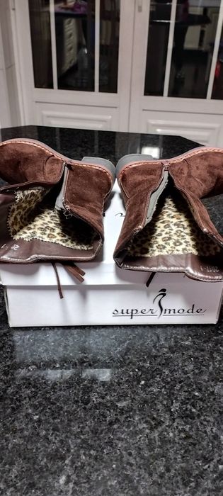 Botas de cano alto com aplicações