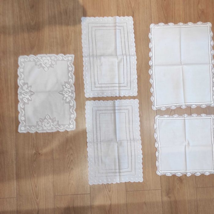 Naperons em linho e renda bordados á mão