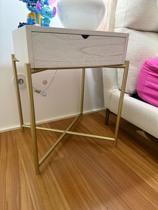 Mesinha cabeceira nova