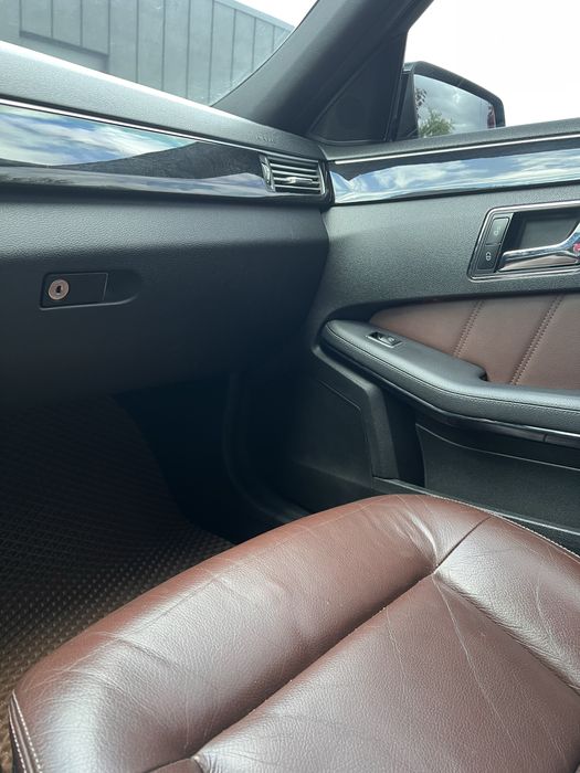 Mercedes-benz Е212    2.2 дизель  2011р