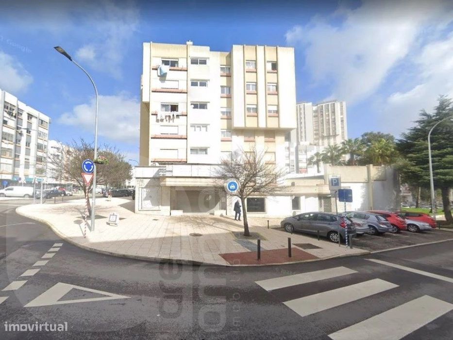 Espaço comercial e/ou Loja em Edifício Tropical Linda-a-Velha, Oeiras