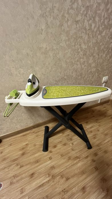 Прасувальна дошка з праскою