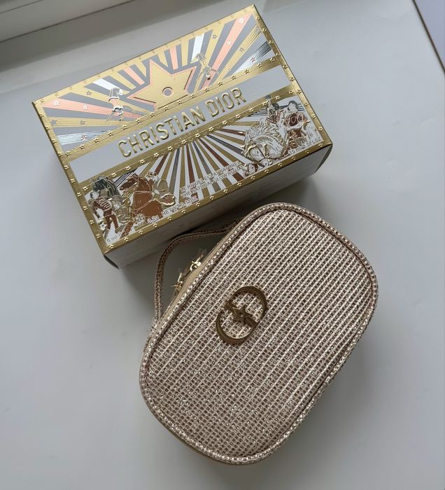 Лімітована косметичка Dior Holiday Collection
