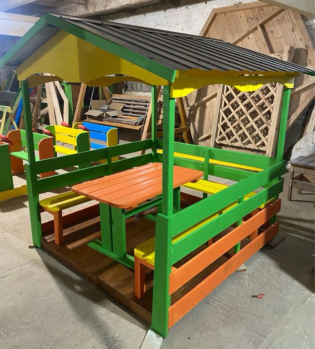 Пісочниця, машинка, дитячий будиночок, ігровий майданчик.