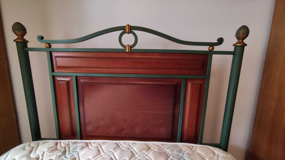 Cama Individual de Ferro e Madeira de Cerejeira