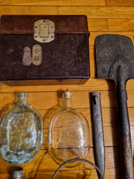 Stare zabytkowe przedwojenne militaria hełm bagnet manierka menażka wh