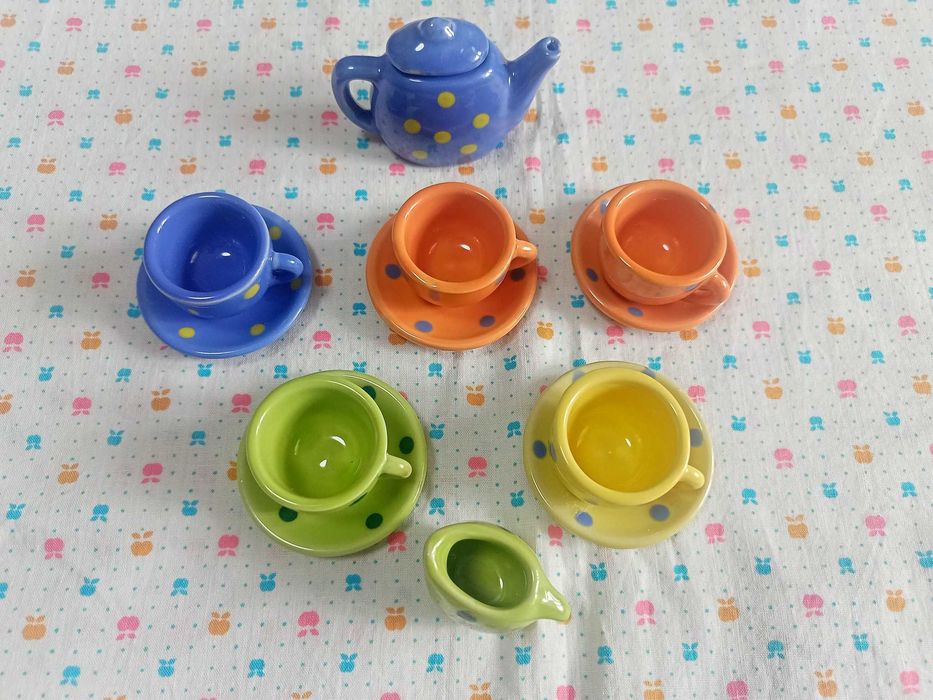 Игрушки: скакалка, кинетический песок и формы, посуда