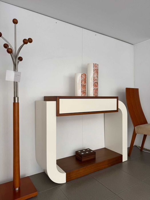Consola lacada + nogueira em exposição
