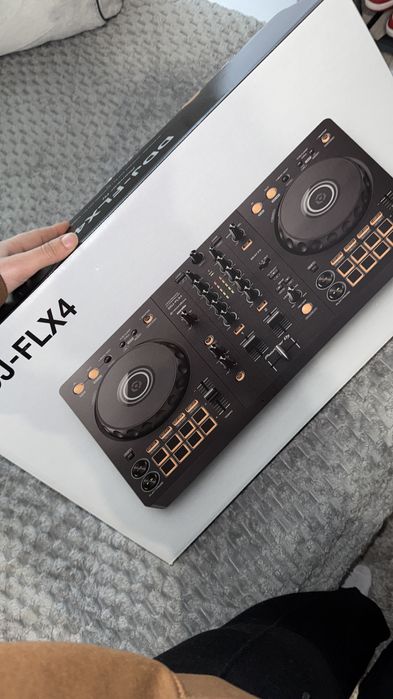 Vendo mesa de de ddj- flx4 com menos de dois messes de uso