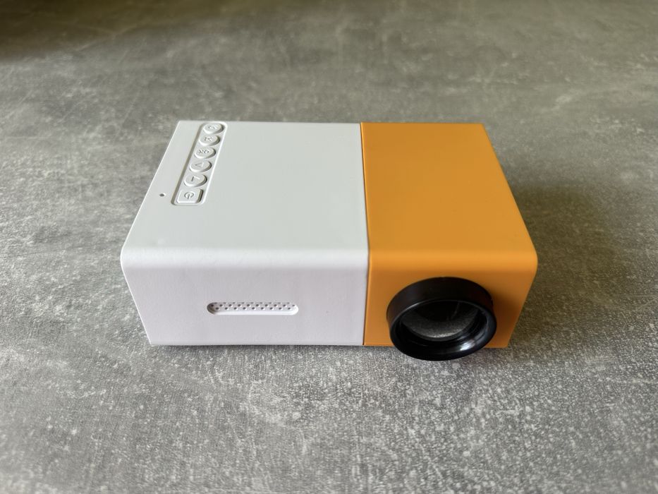 Продам недорого LED-проєктор.