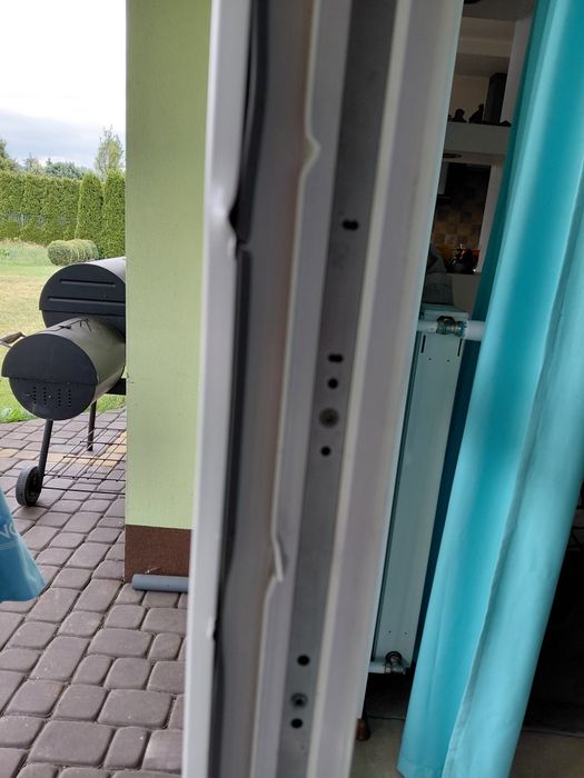 Drzwi balkonowe białe dwuszybowe