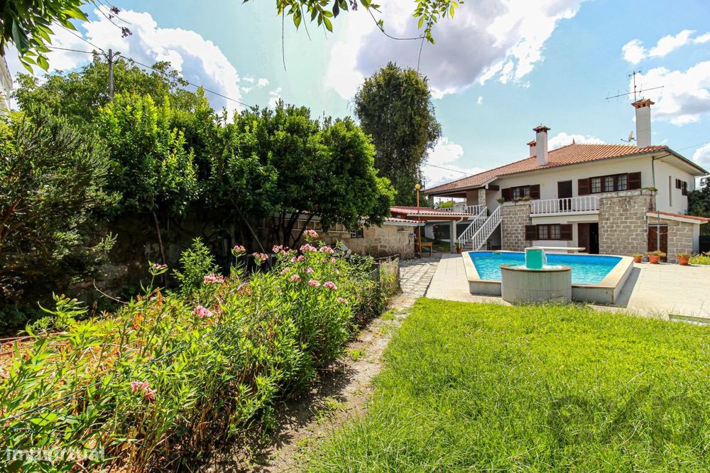 Traditional Portuguese house with garden and swimming pool in Oliveira do Hospital