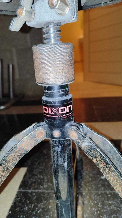 Pratos, banco, tripé da Pearl para chimbal com pratos e pedal.
