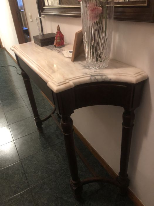 Mesa de mármore de entrada.