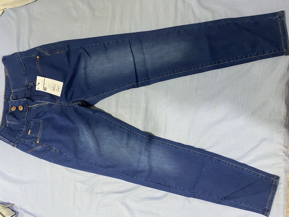 Diversas roupas em estado novo para senhoras