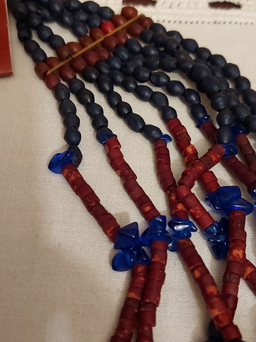 Colar / Gargantilha de 9 voltas, com peças Azul Marinho e Castanho.