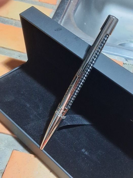 Caneta esferográfica S T Dupont modelo Défi em carbono