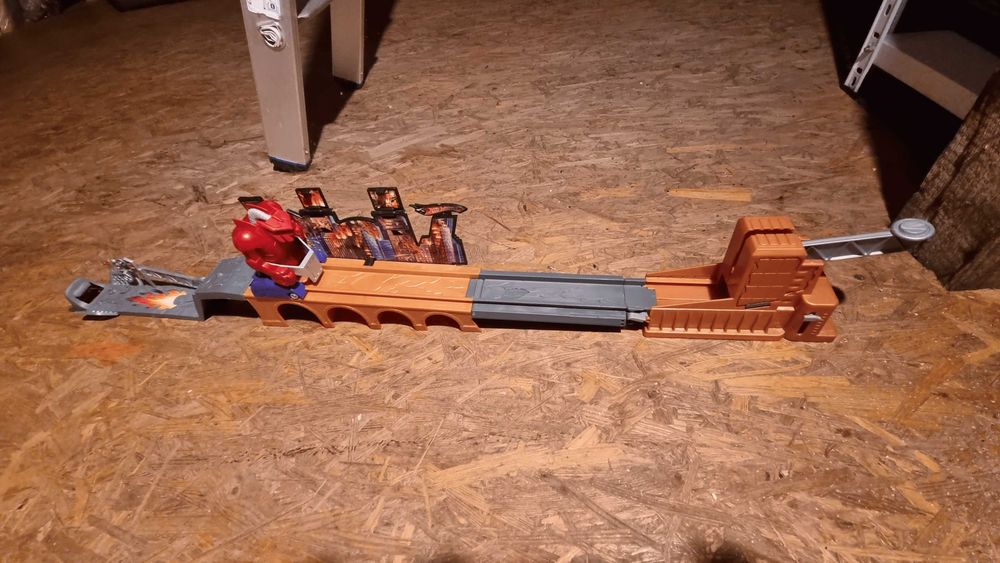 Tor Hot Wheels miasto z robotem