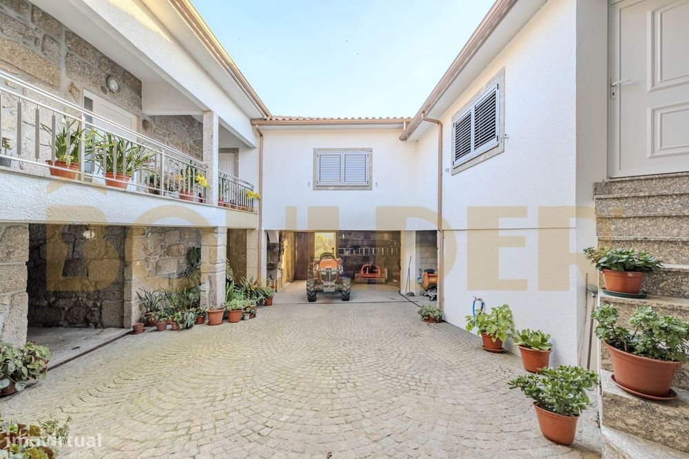 Moradia T5 em Sobradelo da Goma