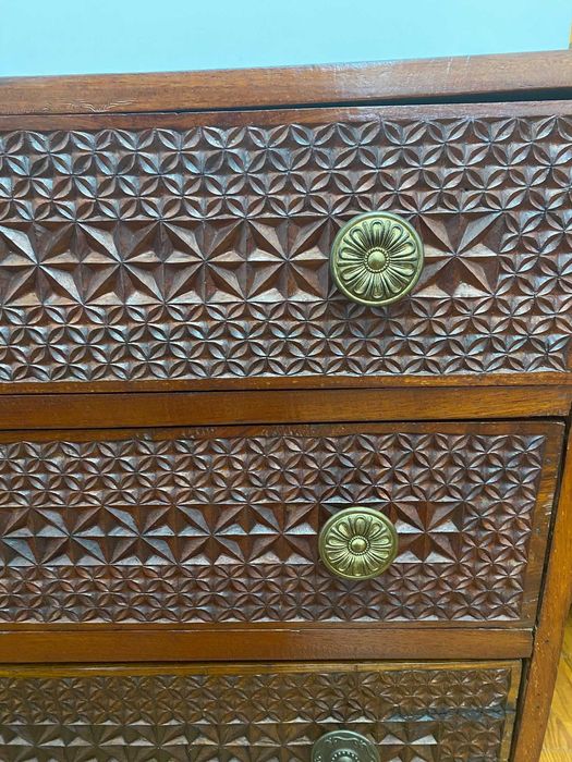 Cómoda em madeira trabalhada dos anos 60