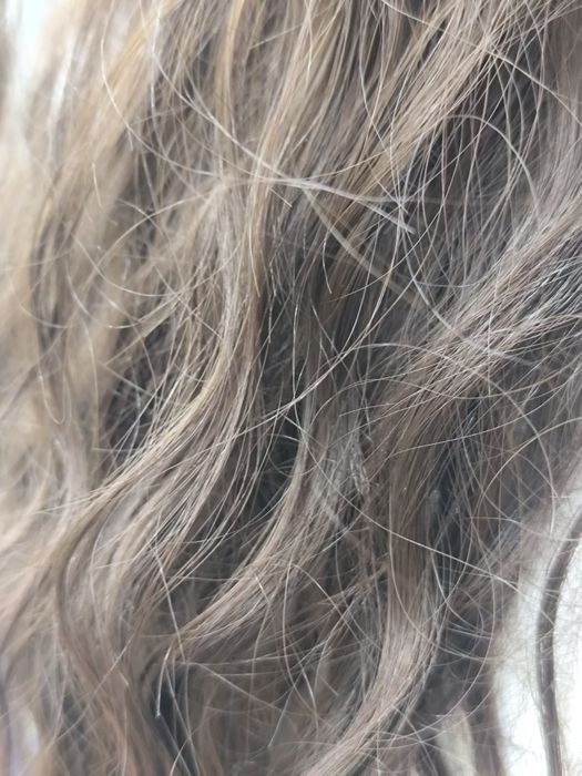 peruka blond popielaty falowana z grzywką nowa