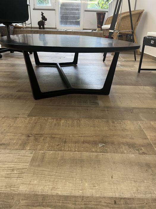 Mesa de Centro Moderna em Madeira Maciça – Estilo Contemporâneo