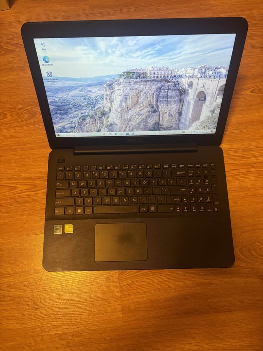 Laptop ASUS.