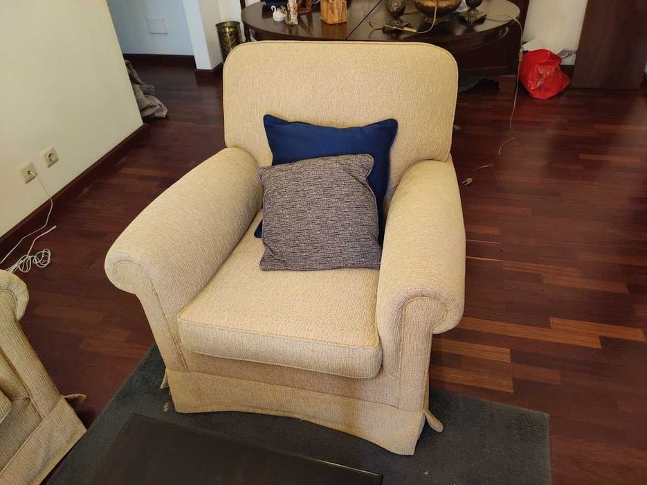 Conjunto mesa de apoio/centro e sofá e poltronas para sala (Funchal)