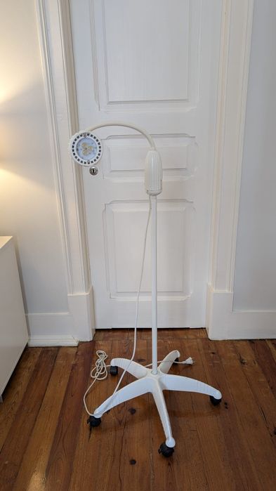 Lâmpada de pé com rodízios