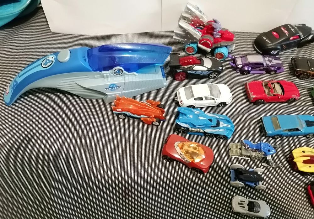 *Coleção de 24 diversos carrinhos, com lançador