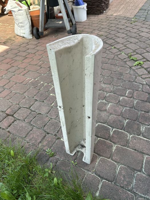 Postument pod umywalke