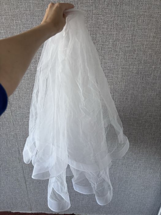 Весільна сукня і біжутерія до неї