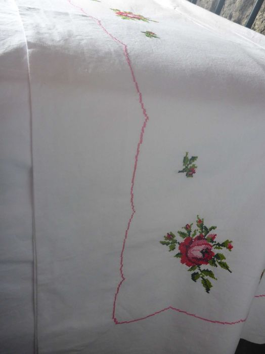 Lençol e duas almofadas - Linho misto com bordado manual a ponto cruz