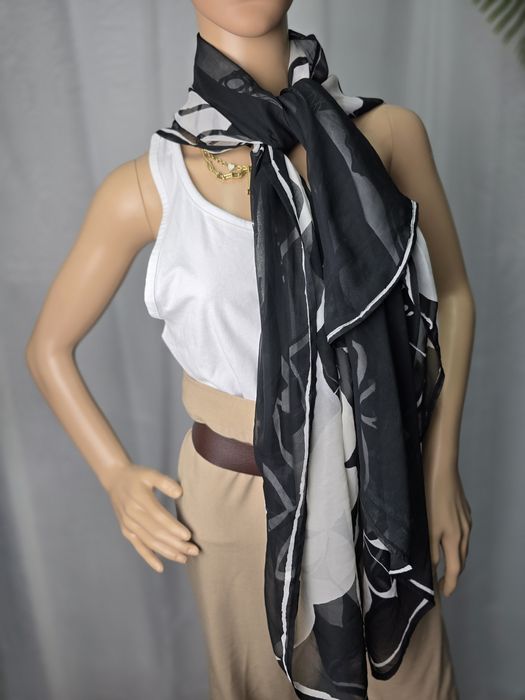 Apaszka chusta ,czarno biała w kwiaty duża długa cienka na wiosnę