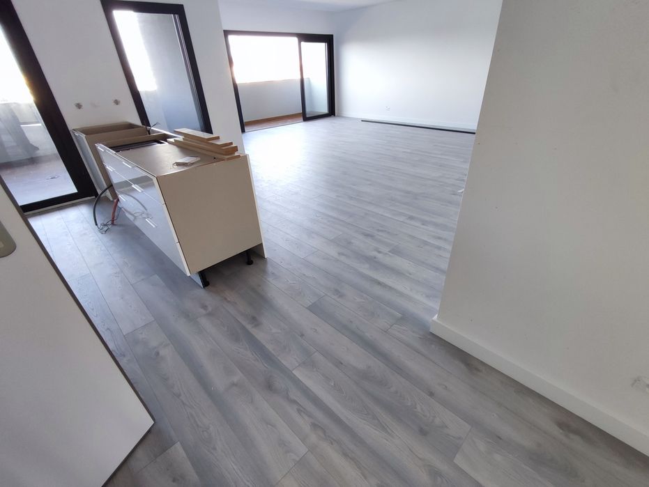 Aplicação de piso flutuante,vinílico,rodapés, ext. Anos de experiência